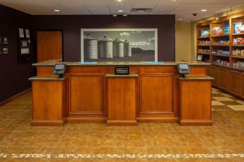 Hampton Inn Waterloo Ngoại thất bức ảnh
